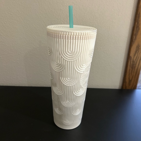 Starbucks Pearl White Mermaid Shell Spring 2023 Venti Tumbler - Picture 4 of 6